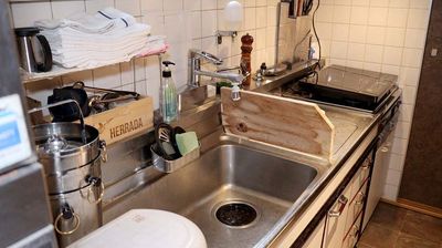 キッチンは無料でご利用いただけます。1人分の通り道しかなく狭いですが、洗い物や簡単な調理ができます。洗剤などもご利用ください。 - ワインバー・クリマ ワインサーバーがあるレンタルスペースの設備の写真