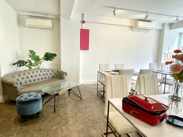 エレガントな印象のソファに座って動画撮影も人気です。 - 【メトロミニッツ金山】 メトロミニッツ金山の室内の写真