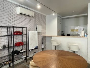 円形テーブルはサブテーブルや荷物置きにも便利です。 - 【メトロミニッツ金山】 メトロミニッツ金山の室内の写真