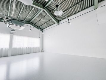 4.4mの白壁です。自然光がたっぷり入ります。 - in the house / Mejiro  "Attic"の室内の写真