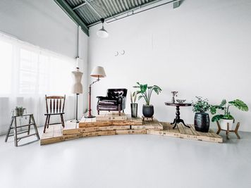 木製のパレットを使用して様々な演出も可能です。 - in the house / Mejiro  "Attic"の室内の写真