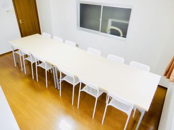 エキマエ会議室　三宮 丸ごと貸切!!大型スクリーン完備の室内の写真