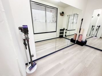 二面鏡でフォームチェックが可能です - レンタルスタジオAivic池袋西口の室内の写真