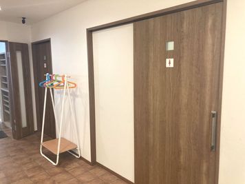 ウィズダムアカデミー二子玉川校 【スタディルームＡ】レンタルスペース（～10名）の室内の写真