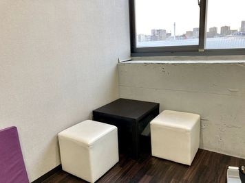 机/椅子 
カウンセリングをする際にご利用ください - ビオスさいたま新都心店 トレーニングルームの設備の写真