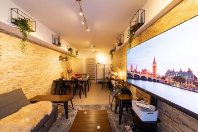 BritishRoom渋谷原宿 10-12名用！65型の超大型TV📺デート💑大人気ボドゲ♤の室内の写真