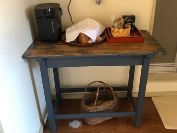 ポット、湯呑み、お茶などが使えます。アンティーク家具のテーブルです。 - ハナリンオフィスレンタルルーム（大花ハイツ208）の室内の写真