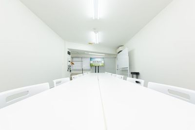 会議、打ち合わせ、交流会、ボードゲームなど幅広い用途に対応可能です - 貸会議室Aivic新宿の室内の写真