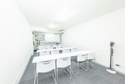 セミナー形式に変更も可能です - 貸会議室Aivic新宿の室内の写真