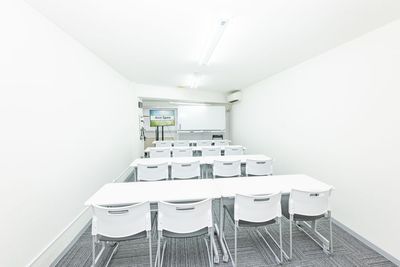 セミナー形式に変更も可能です - 貸会議室Aivic新宿の室内の写真