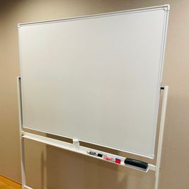 オプションのホワイトボード（幅1307㎜×高1800㎜）◎MP RENTAL大名の写真
 - MP RENTAL大名 Room Eの設備の写真