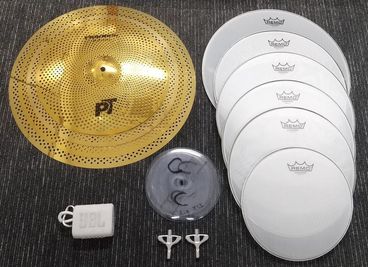 【MV用無料レンタル消音機材】メッシュヘッド（10.12.13.14×2.16）・消音シンバル（14HH.16C.18C.20R）・透明マット・小型スピーカー - 【大阪･梅田】天しもビル屋上レンタル撮影スタジオ 屋上レンタルスペース【一般利用プラン】の設備の写真