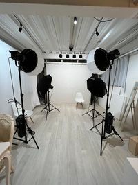 ストロボとLED照明のセッティングの様子。 - 撮影スタジオ「スタジオぶぶ」の室内の写真