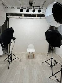 漆喰壁の背景に白椅子と２灯のストロボと２灯のLED照明。 - 撮影スタジオ「スタジオぶぶ」の設備の写真
