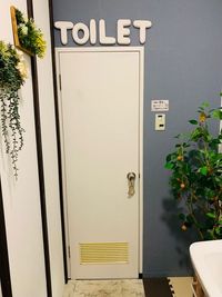 トイレ入口 - シミュレーションゴルフ パウハナ 小倉店 シミュレーションゴルフの室内の写真
