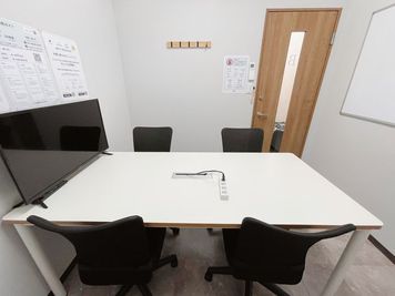 いい会議室原宿 ナポレビル２F 原宿駅徒歩1分【1名利用プラン】RoomB（4名会議室）の室内の写真