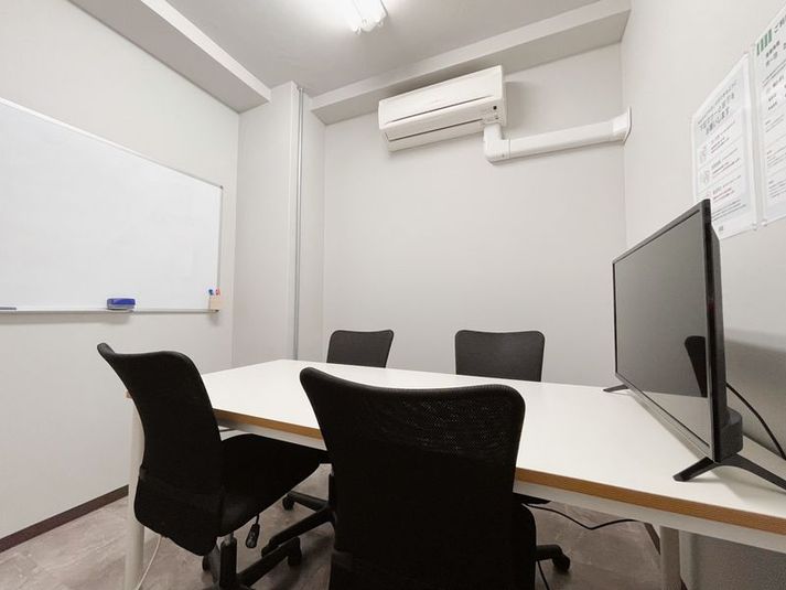 いい会議室原宿 ナポレビル２F 原宿駅徒歩1分【1名利用プラン】RoomC（4名会議室）の室内の写真
