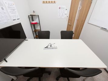 いい会議室原宿 ナポレビル２F 原宿駅徒歩1分【1名利用プラン】RoomC（4名会議室）の室内の写真