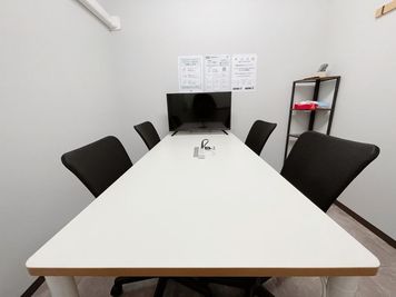 いい会議室原宿 ナポレビル２F 原宿駅徒歩1分【1名利用プラン】RoomC（4名会議室）の室内の写真