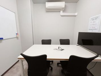 いい会議室原宿 ナポレビル２F 原宿駅徒歩1分【1名利用プラン】RoomC（4名会議室）の室内の写真