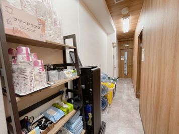 いい会議室原宿 ナポレビル２F 原宿駅徒歩1分【1名利用プラン】RoomC（4名会議室）の室内の写真