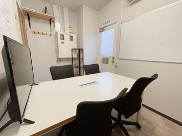 いい会議室原宿 ナポレビル２F					 					 【原宿駅徒歩1分】RoomD（4名会議室）の室内の写真