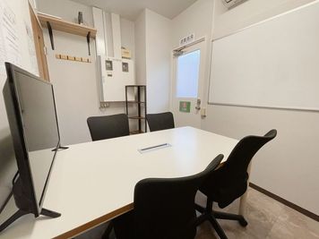いい会議室原宿 ナポレビル２F 【原宿駅徒歩1分】RoomD（4名会議室）の室内の写真