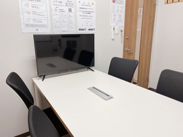 【原宿駅徒歩1分】RoomD（4名会議室） - いいオフィス原宿(旧いい会議室原宿)ナポレビル２F