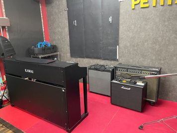 電子ピアノ、アンプ類も配備 - 【流山市】音楽スタジオ・ダンス・卓球の【PETIT ARENA】 【直前割あり】流山市の音楽スタジオです。バンド練習、教室に最適の設備の写真