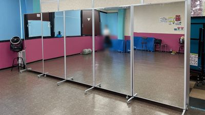 ダンス利用では更衣室に鏡を配備しております。 - 【流山市】音楽スタジオ・ダンス・卓球の【PETIT ARENA】 江戸川台駅東口から徒歩3分、卓球、ダンスに特化したスペースの設備の写真