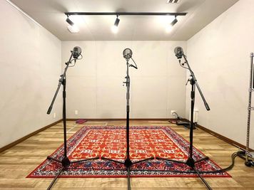 1〜4名程度まで　快適にご利用いただけます - クランチスタジオ 歌や楽器の練習・セルフ録音・セルフ配信・撮影に　完全防音スタジオの室内の写真