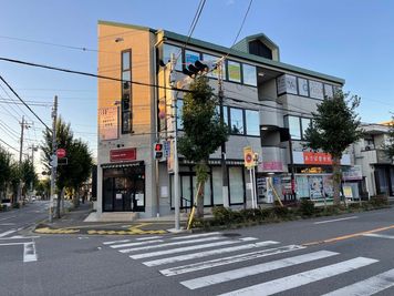 ビル外観です、中心に階段があります。入口の暗証番号の取得は画像の左側Pizzeria Nicoのスタッフにお伺いください。 - 【流山市】音楽スタジオ・ダンス・卓球の【PETIT ARENA】 【直前割あり】流山市の音楽スタジオです。バンド練習、教室に最適の外観の写真