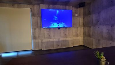 75インチの巨大壁掛けモニターで大迫力の映画鑑賞や会議のスライド投影などもできます。（有料） - レンタルスペース『SUZUNE』の設備の写真
