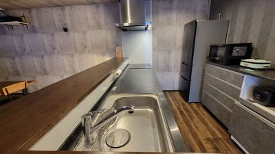 横幅300cmのキッチンも使用できます。（有料） - レンタルスペース『SUZUNE』の設備の写真