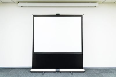 《有料》80インチ置型スクリーン - 貸し会議室KUWAYAMA 8A会議室の設備の写真