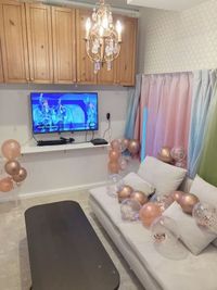 モニター、照明、ソファーあります。 - 推し活メンカラＳＨＯＷＲＯＯＭ 推し活メンカラSHOWROOMの設備の写真