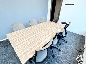 【対面で着席できるので、会議や打ち合わせにオススメです】 - エキスパートオフィス大宮 【閉店】127の室内の写真