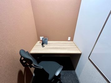 【椅子はキャスター付でブース内でも快適】 - エキスパートオフィス大宮 325の室内の写真