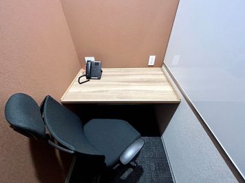 【椅子はキャスター付でブース内でも快適】 - エキスパートオフィス大宮 326の室内の写真