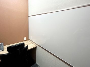 【壁面にはホワイトボードが設置されています♪】 - エキスパートオフィス大宮 326の室内の写真