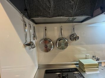 ちょっと重いけど、おしゃれなキッチンで料理が楽しくなる😊 - Chill『チル』天神橋　大阪メトロ『天神橋筋六丁目』徒歩5分 Chill『チル』天神橋　新築物件レンタルスペースの室内の写真