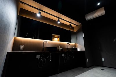 男女別の更衣室（シャワー付き） - POLARISGYM 【NEW　OPEN】完全個室パーソナルトレーニングジムの設備の写真