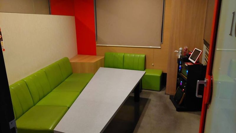 《2～4名用》会議・打ち合わせ用ルーム【サイズS】 - カラオケビッグエコー 寝屋川中木田店