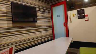 カラオケビッグエコー 寝屋川中木田店 《2～4名用》会議・打ち合わせ用ルーム【サイズS】の室内の写真