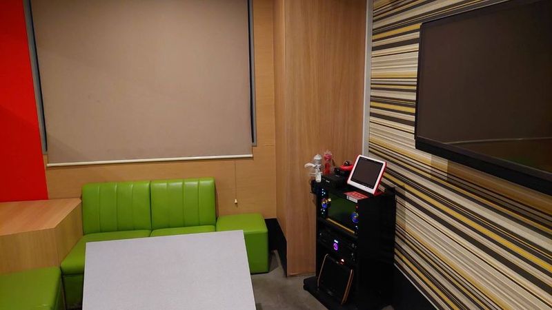 《2～4名用》会議・打ち合わせ用ルーム【サイズS】 - カラオケビッグエコー 寝屋川中木田店