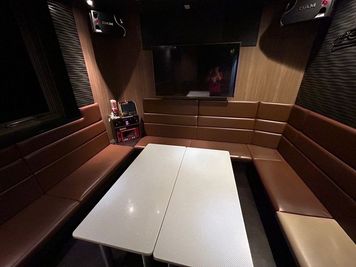カラオケ ビッグエコー京阪守口駅前店 《定員人数～10名用》会議・打ち合わせ用ワークルーム【サイズL】の室内の写真