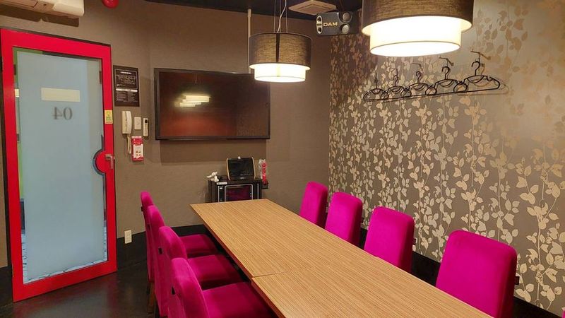 《9～10名用》会議・打ち合わせ用ワークルーム【サイズL】 - カラオケビッグエコー 寝屋川中木田店