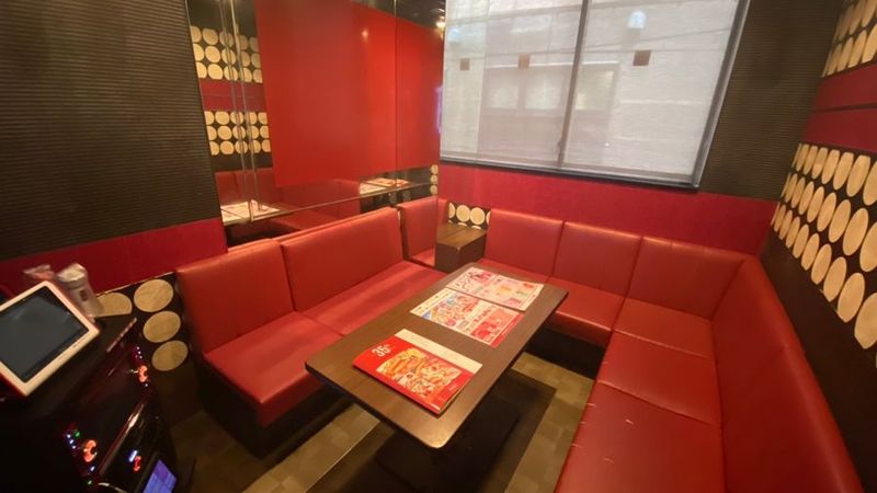 《2～4名用》会議・打ち合わせ用ルーム【サイズS】 - カラオケビッグエコー 京都駅前店