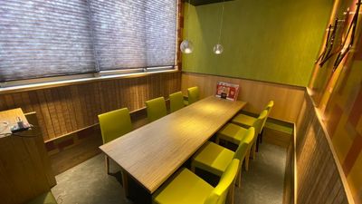 カラオケビッグエコー 京都駅前店 《5～8名用》会議・打ち合わせ用ルーム【サイズM】の室内の写真