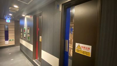 カラオケビッグエコー 京都駅前店 《5～8名用》会議・打ち合わせ用ルーム【サイズM】の室内の写真